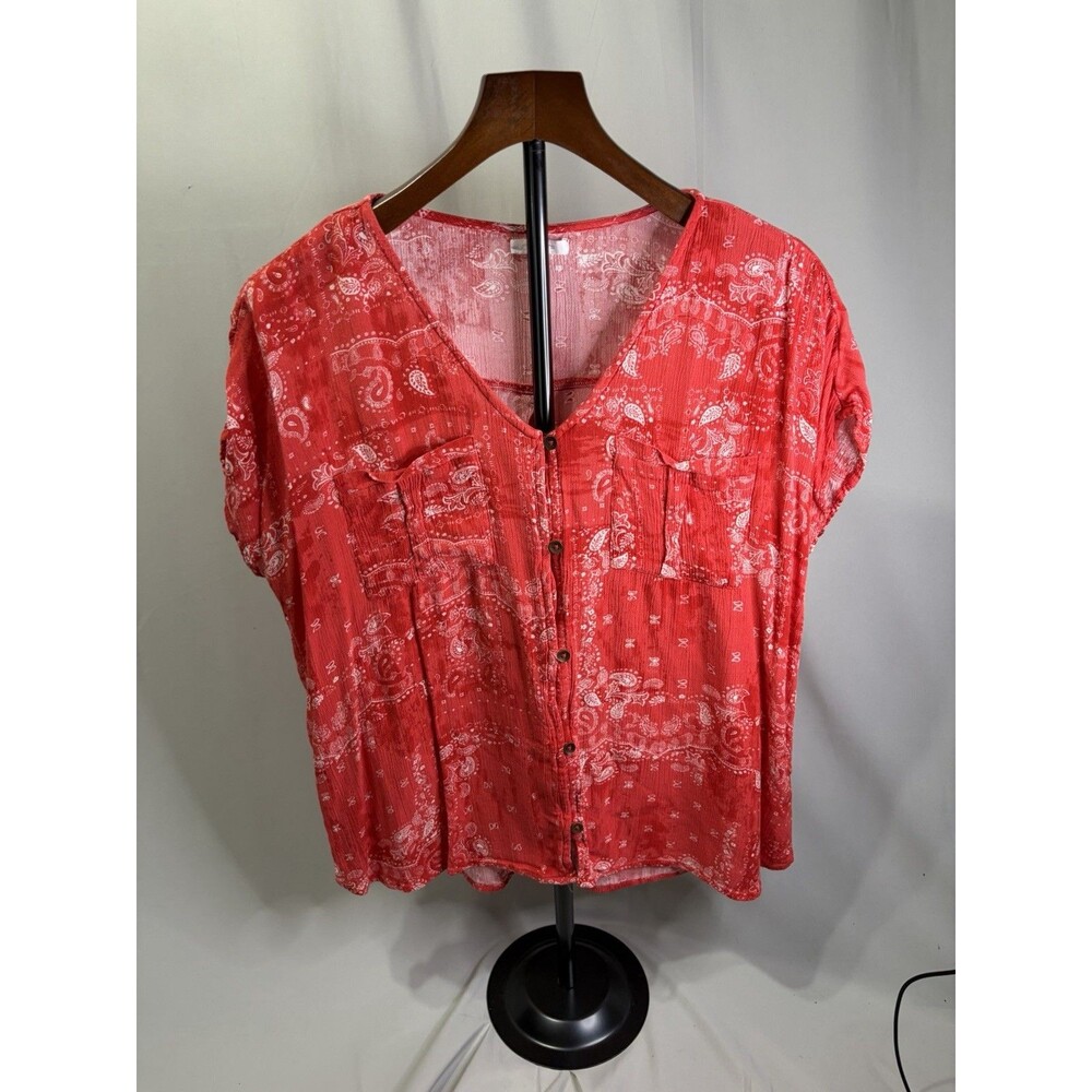 Maurices Women Button Up Shirt Large Red Paisley V-Neck Front Sleeveless